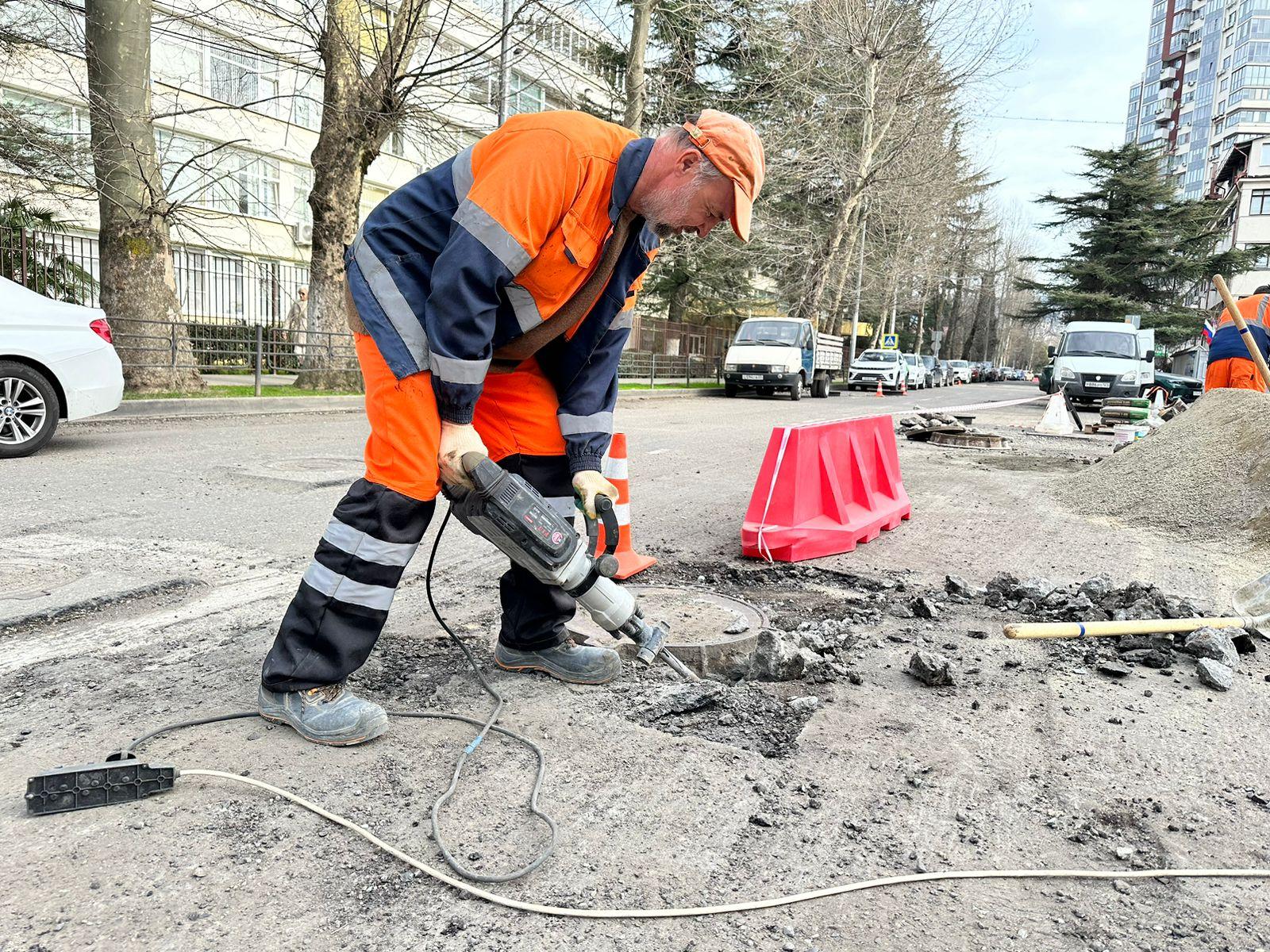 В рамках национального проекта в Сочи на улице Юных Ленинцев ремонтируют дорожное полотноВ ходе реализации нацпроекта «Безопа...