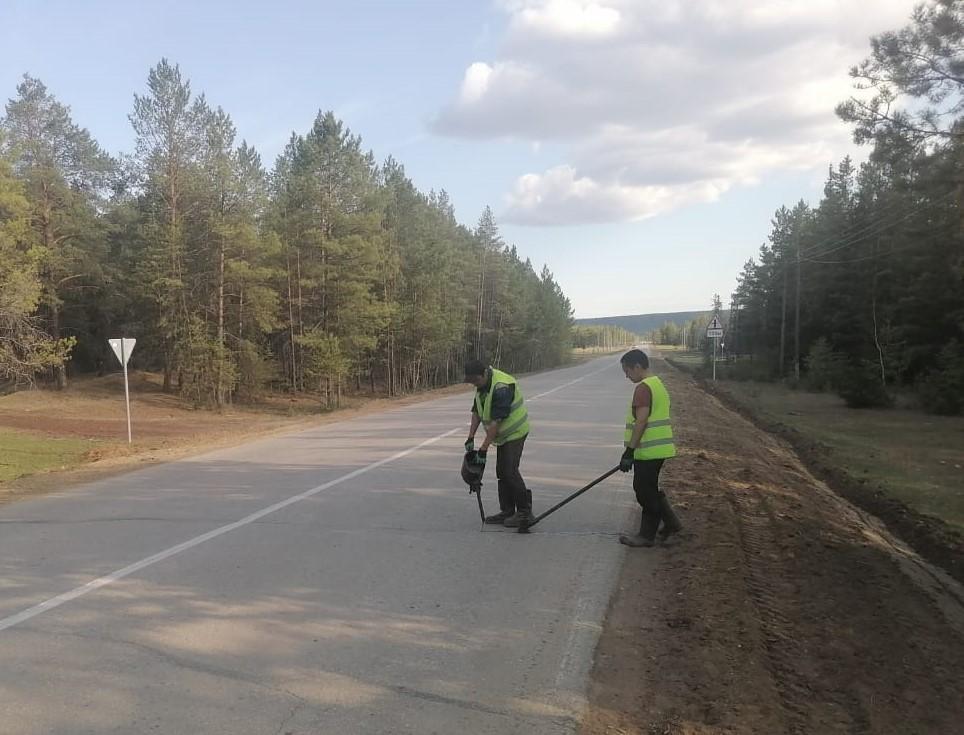 Работники ООО "Мехдорстрой" ведут дорожные работы на трассе "Нам" и "Борогон" в рамках исполнения обязательств по содержанию...