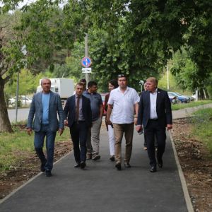 В Устиновском районе построили еще три тротуара по программе #ПешеходныйИжевск. ?вдоль Татьяниного сквера по ул. Т. Барамзи...