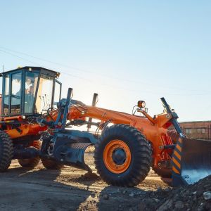 Представляем нашу очередную новинку - автогрейдер UMG ДЗ-250. Машина является новым поколением тяжёлых автогрейдеров в линейк...