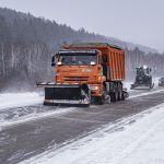 В круглосуточном режиме на региональных трассах работает ДСИО в связи со снегопадом   В Иркутском районе на линии 12 КДМ, 2 М...