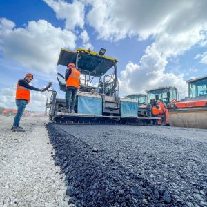 В Башкортостане на Восточном выезде в рамках нацпроекта «Безопасные качественные дороги» приступили к укладке асфальта Работ...