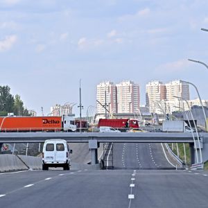 Дорогу между улицами Хачатуряна и Дубнинская откроют осенью Ее протяженность составит 1,2 км. Она обеспечит транспортную свя...