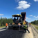 На участке дороги Граница ЯНАО - Губкинский подрядчик АО Ямалавтодор укладывает трещинопрерывающий слой из черного щебня.   