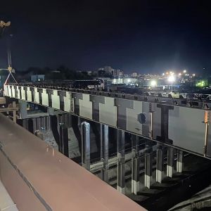 На мосту в районе ТЦ «Пионер» смонтировали первую 48-метровую балку пролета между третьей и четвертой опорами Работы по мон...