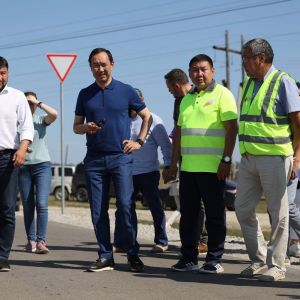 Ремонт и реконструкция дорог в пригородах города Якутска должен вестись такими же активными темпами, как и в самом городе. Сл...