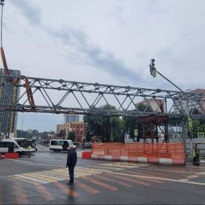 В рамках строительства надземного пешеходного перехода на пересечении улицы Речной и Волоколамского шоссе завершён монтаж дву...