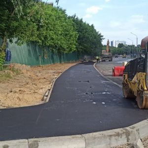 В рамках реконструкции Мякининского шоссе началось устройство асфальтобетонного покрытия пешеходной зоны возле ЖК «Спутник на...