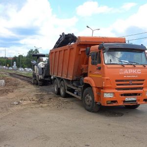 В Мытищах в рамках реконструкции Пироговского шоссе специалисты подрядной организации приступили к расширению дорожного полот...