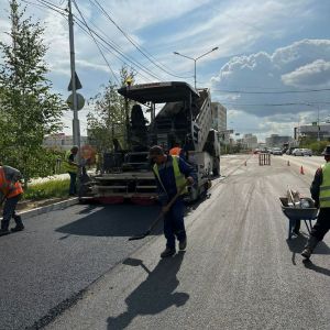 На перекрестке ул. Пояркова и Кирова ведется укладка асфальтобетонного покрытия. По плану этот участок должны закончить сего...