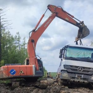 Дорожники обеспечили проезд по автодороге «Амга» В результате обильных осадков на региональной автодороге «Амга» застряли дв...