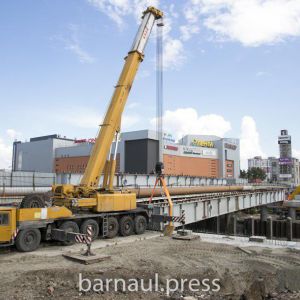 ООО «Барнаульское ДСУ №4» смонтировали вторую балку пролета между третьей и четвертой опорами.  Работы проводились накануне н...