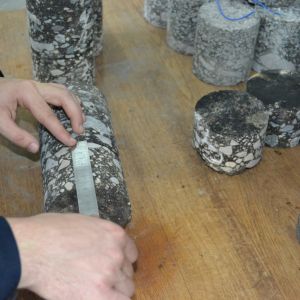 Специалисты Испытательного лабораторного центра ГБУ «ЦЭИИС» исследовали 190 проб слоев дорожных одежд и грунтов.  В июле теку...