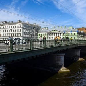 На Семеновском мосту начались работы по оборудованию одного из тротуаров пандусами для маломобильных групп населения. Приспос...