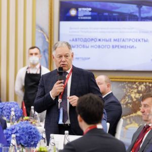 Перспективы развития дорожной сети обсудили на деловом завтраке Госкомпании. 
 
Открывая бизнес-диалог, Вячеслав Петушенко пр...