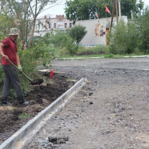 В сентябре в Макушино должно завершиться благоустройство городского сада. Здесь появится сцена для уличного творчества, ротон...