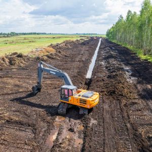 Гусеничный экскаватор UMG E225С с широкой гусеничной тележкой – это мощный и надежный помощник в мелиорации, который использу...