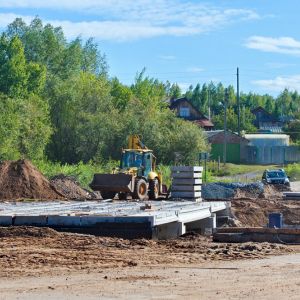 Новый мост в мкрн Новый Игерман построят до конца октября.   Уже проведен демонтаж старого моста, устроена временная объездна...