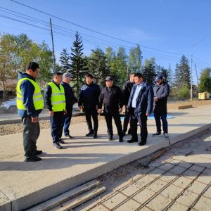 Центр города Олекминска преобразится. Здесь в рамках национального проекта «Безопасные качественные дороги» ведется капитальн...