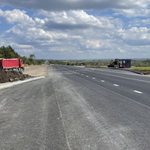 Завершена укладка асфальта на 60 км трассы от Орехово до Луганска  Дорожники завершили укладку верхнего слоя асфальтобетона н...