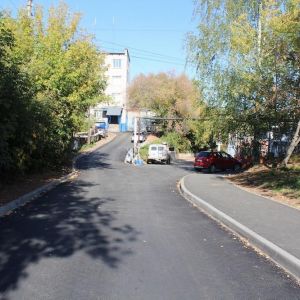 На ул. Базисная отремонтировали проезжую часть и тротуары рядом с Ижевской воспитательной колонией.  Дорожники уложили новый...