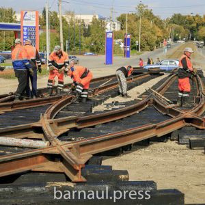 На путепроводе по проспекту Ленина со стороны улицы Кулагина укладывают рельсы  Специалисты МУП «Горэлектротранс» в течение м...