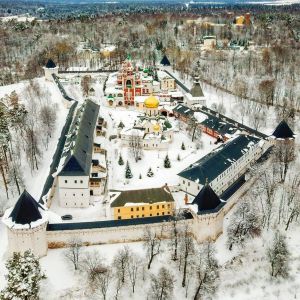Впереди выходные и путешествия! По нашей скоростной ЦКАД вы можете добраться до красивейшего монастыря в окрестностях Звениго...