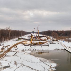 На строительную площадку будущего моста через р. Суру на трассе М-12 доставили первые элементы металлоконструкций пролетного...