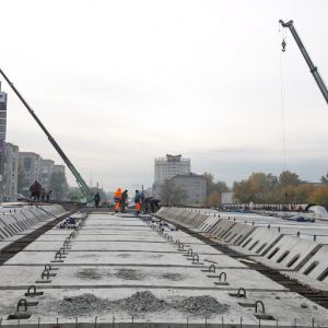 Строители армируют и бетонируют проезжую часть моста на проспекте Ленина  На первом и втором пролетах большого путепровода за...