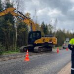 В Новгородском районе ведутся работы по очистке полосы отвода региональных дорог  Сейчас специальная техника работает на доро...