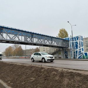 На Лобненском шоссе завершился монтаж пролетного строения последнего четвертого надземного пешеходного перехода, который расп...