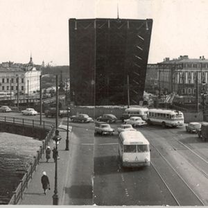 Работы по перестройке Кировского моста стартовали в конце 1965 года и продолжались почти два года. На время реконструкции дви...