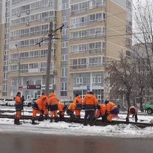 Подрядная организация ООО «Барнаульское ДСУ №4» продолжает работы на путепроводе по проспекту Ленина.   Сейчас на подъездах к...