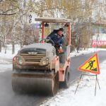 На улицах 10 лет Октября и Удмуртская продолжается ремонт тротуаров.  Работы проводятся на средства, сэкономленные за сезон о...