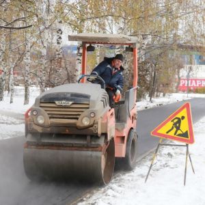 На улицах 10 лет Октября и Удмуртская продолжается ремонт тротуаров.  Работы проводятся на средства, сэкономленные за сезон о...