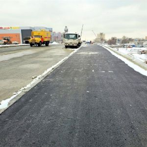 На путепроводе по проспекту Ленина ведутся дорожные работы  Со стороны ТЦ «Пионер» специалисты МУП «Горэлектротранс» частично...