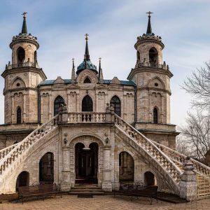 Продолжаем вам рассказывать про интересные места в Подмосковье. Одно из таких - Храм Владимирской иконы Божией Матери в Быков...
