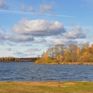 Сегодня хотим рассказать вам про еще один из самых живописных уголков Подмосковья – озеро Сенеж. 
В погожий сентябрьский выхо...