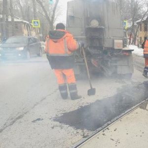 Продолжаются работы по устранению разрушений на проезжих частях «литым асфальтом».   «Литой асфальт» дорожники используют при...