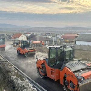 В посёлке Сахарная Головка ремонтируют дорогу от улицы Глазкова до улицы Соколова   Протяженность дороги – 0,35 км.   Дорожни...