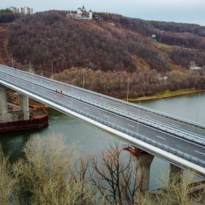 Более 100 участков дорог, транспортных развязок, мостов и путепроводов общей протяженностью 390 км построим и реконструируем...