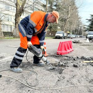 В рамках национального проекта в Сочи на улице Юных Ленинцев ремонтируют дорожное полотно  В ходе реализации нацпроекта «Безо...