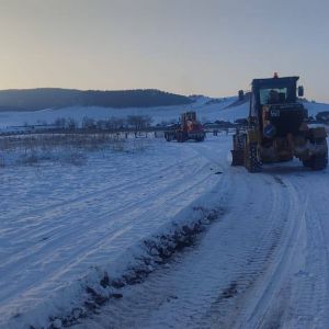 В Кяхтинском районе на 38-40 км автодороги Мурочи-Малая Кудара произошел выход воды и наледи на проезжую часть. Проезд для тр...