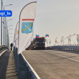 Над Волховом несутся первые машины: в Киришах поехал стальной гигант   Движение по новому мосту открыли первый замминистра тр...