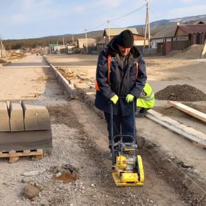 На Ольхоне в этом году будут ремонтировать 3 участка дорог  От Хужира до Харанцов (5 км) заменят земельное полотно, уложат ас...