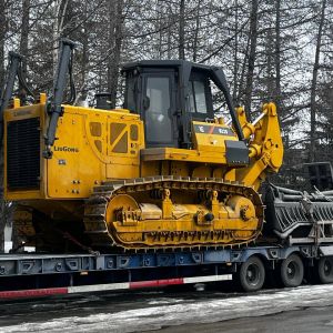 Первый из четырёх бульдозеров LiuGong B320 привезли в Челябинск, на площадку клиента, где будет проходить установка отвалов? 