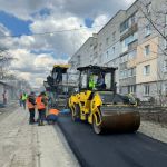 На улицах Волновахи укладывают первые тонны ямальского асфальта  90% нижнего слоя покрытия из асфальтобетона уже уложили на Ж...