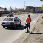 Не прекращаются работы по содержанию автодорог республики.   На днях дорожные рабочие провели замену ливневой решетки на пере...