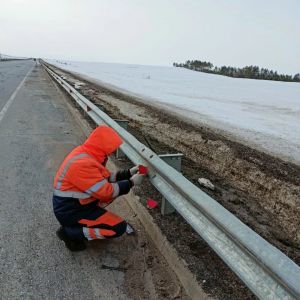 Силами специалистов АО "Вятавтодор" осуществляется монтаж катафотов на дорожных ограждениях, порядок которых облегчает работы...