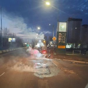 Пока по ночам сохраняется отрицательная температура, дорожники выходят с литым асфальтобетоном на городские улицы   Технологи...